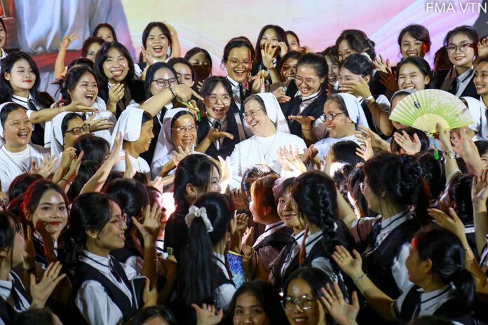 Festa da Gratidão 2025: Madre Chiara encontra-se com os jovens